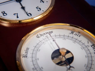 altmodische taschenuhr mit einem zeiger, der auf wechsel zeigt